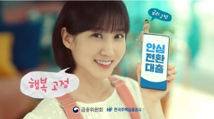 주택담보대출 서류와 계산기를 앞에 두고 상담을 준비하는 모습
